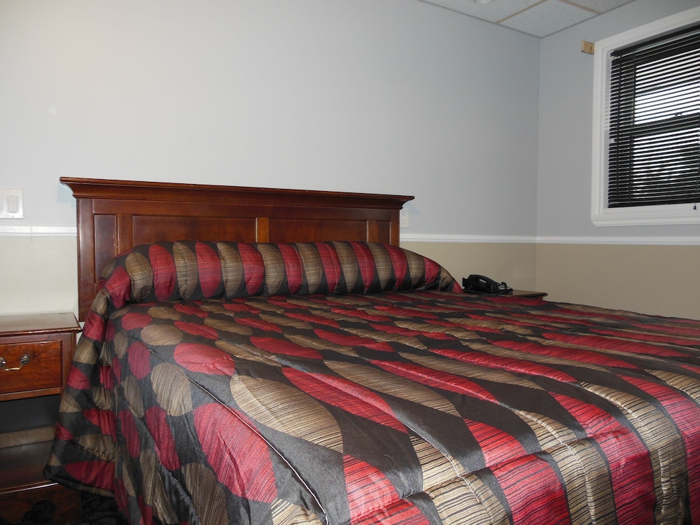 Basic Room, 1 Queen Bed, Non Smoking photo 1
