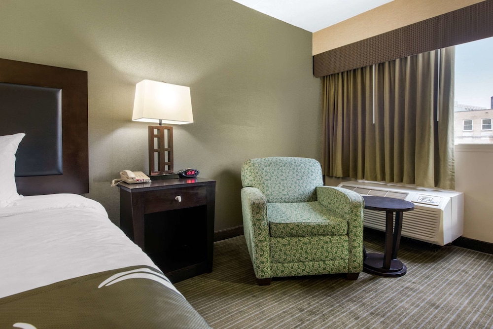 Standard Room, 1 King Bed, Non Smoking - Photo 5