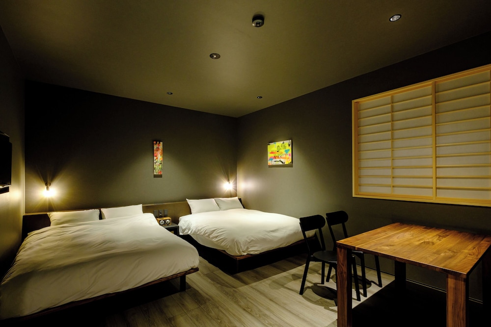 Standard Twin Room thumbnail 5