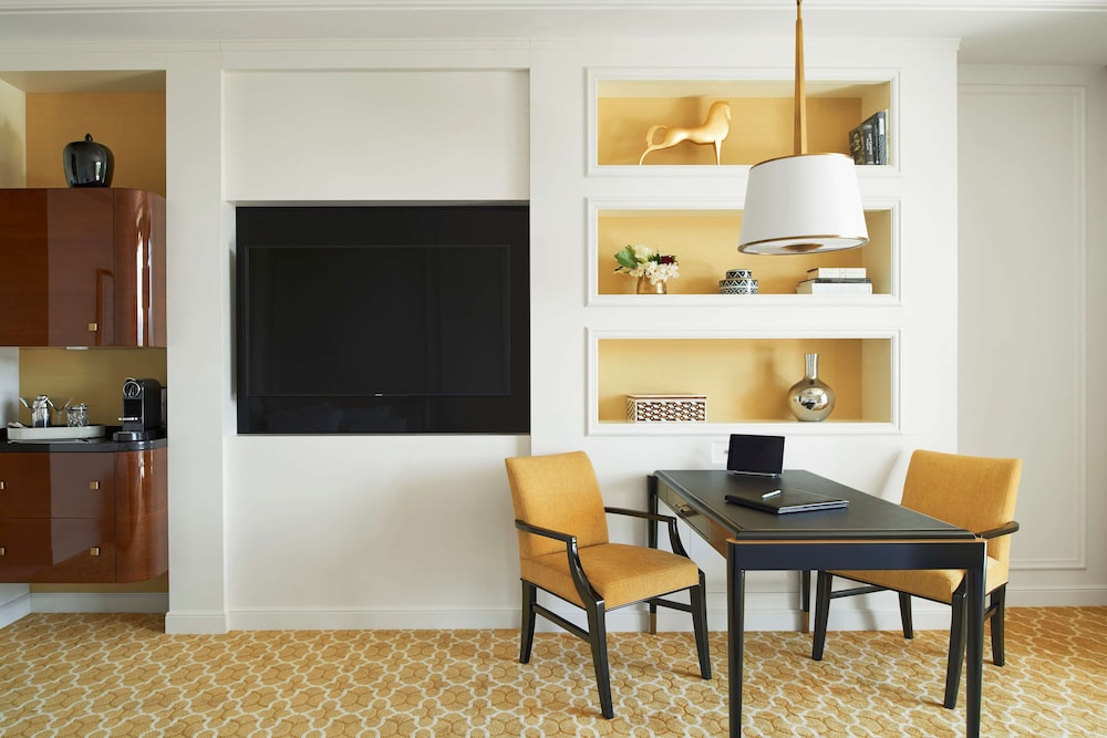 Junior Suite, 2 Queen Beds, Accessible (Beverly Hills, Hearing)