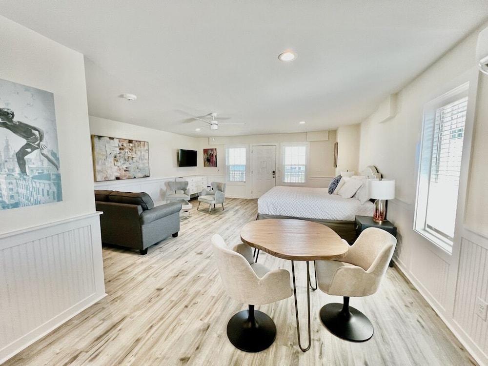Saltwater Suites 308 King Suite, 3rd Fl. Barefoot