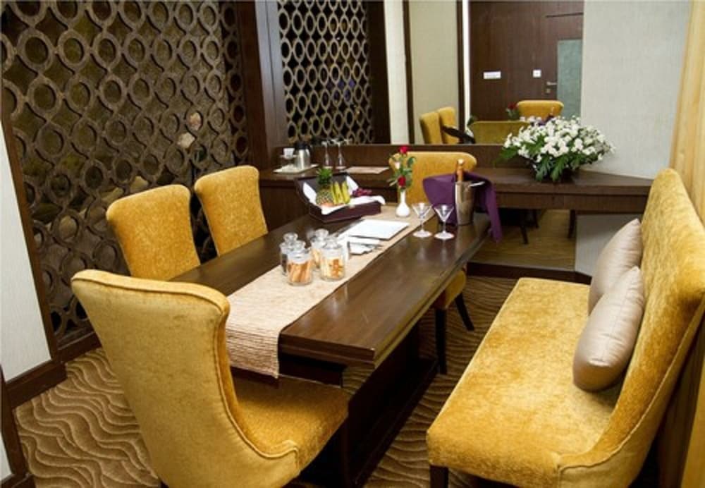 Deluxe Suite, 1 King Bed photo 2