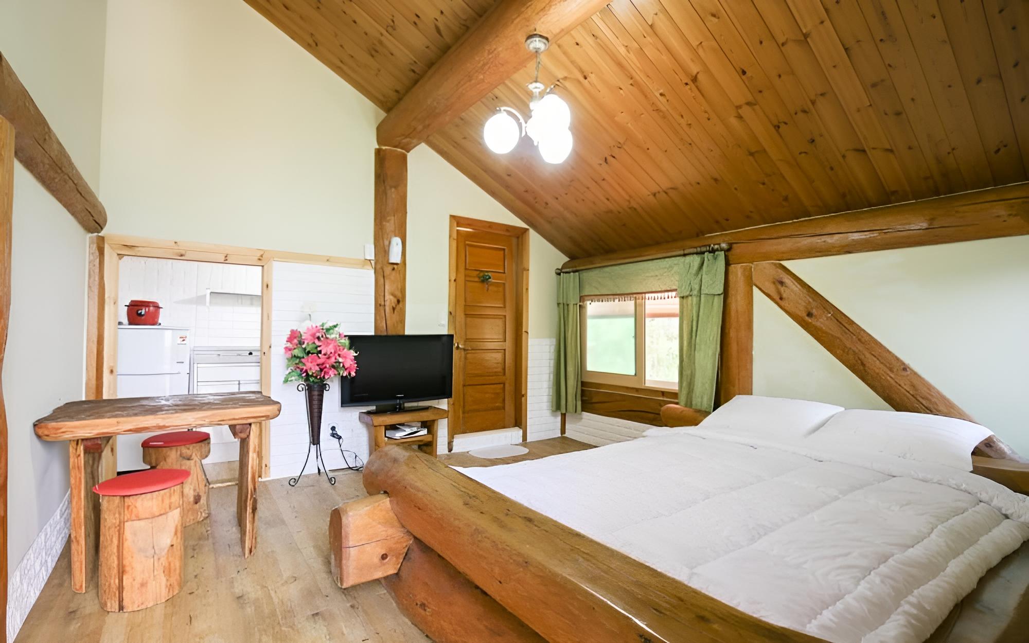 Room (Pretty) - Photo 7