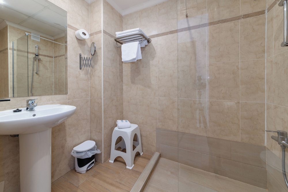 Standard Double or Twin Room - Photo 20