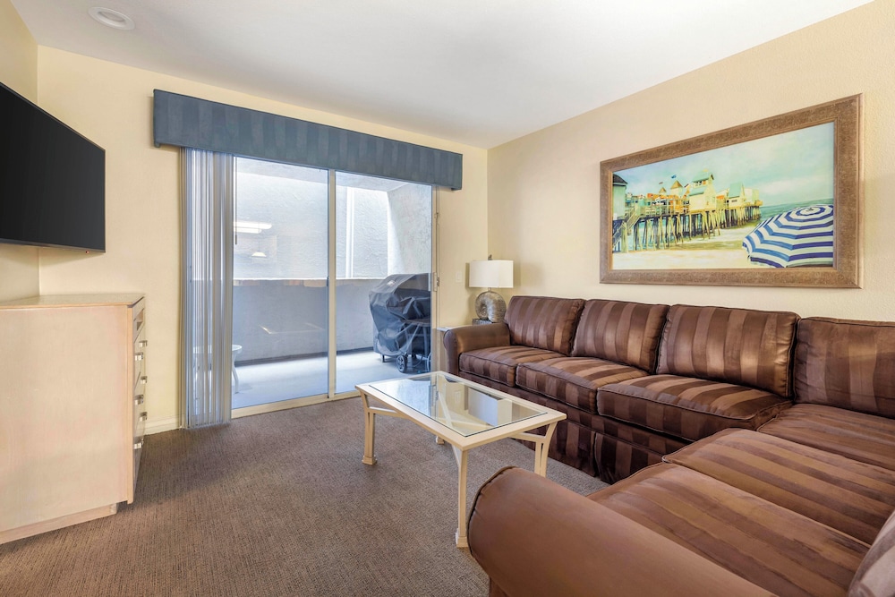 2 Bedroom 1 King 2 Twins Suite No View Balcny - Photo 5
