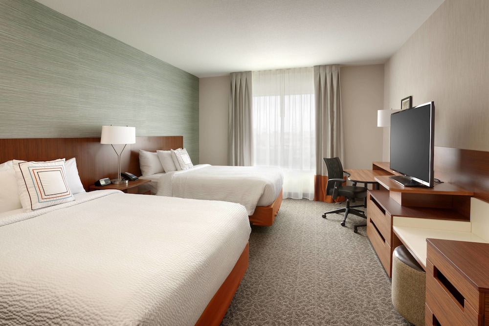 Room, 2 Queen Beds (Mobility Accessible, Roll-in Shower) photo 1