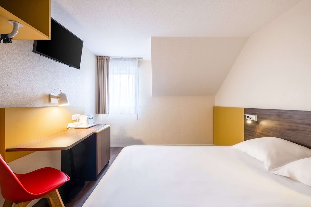 Standard Room, 1 Queen Bed, Non Smoking - Photo 5