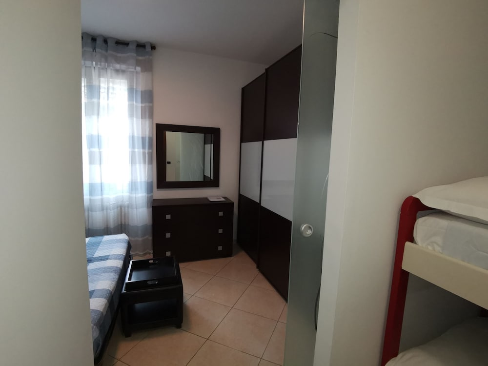 Standard Quadruple Room, Ensuite photo 3