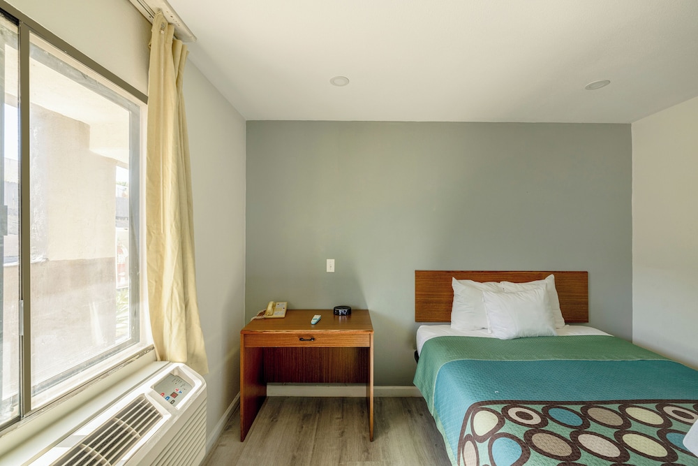 Junior Room with Queen Bed, Non-Smoking - RM1 - Photo 2