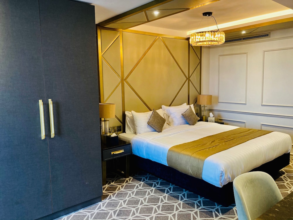 Luxury Suite, 1 King Bed, Balcony