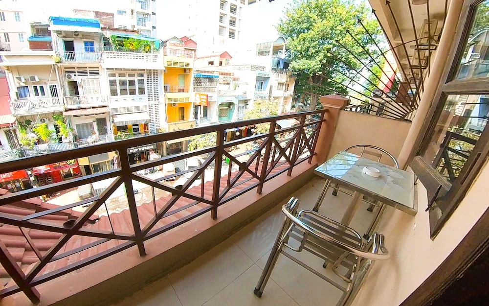 Superior Queen Room with Balcony Lanai - Photo 4