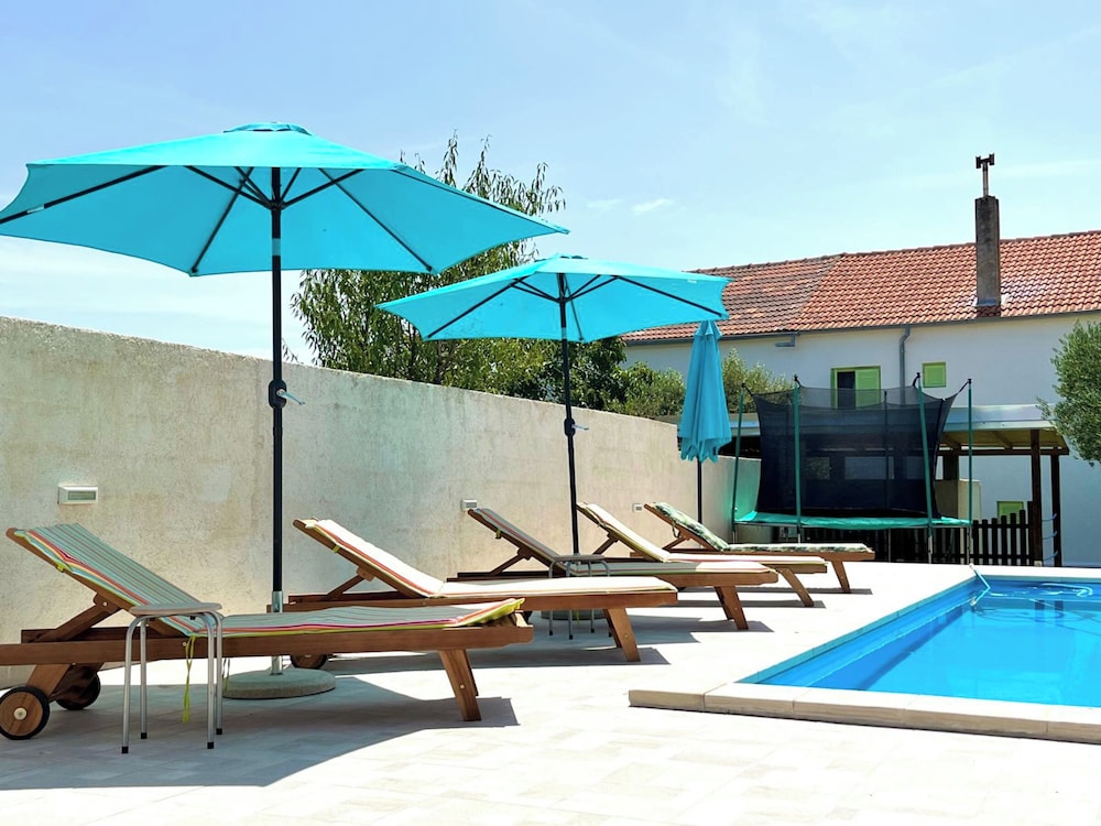 Family House, 4 Bedrooms, Private Pool, Courtyard View