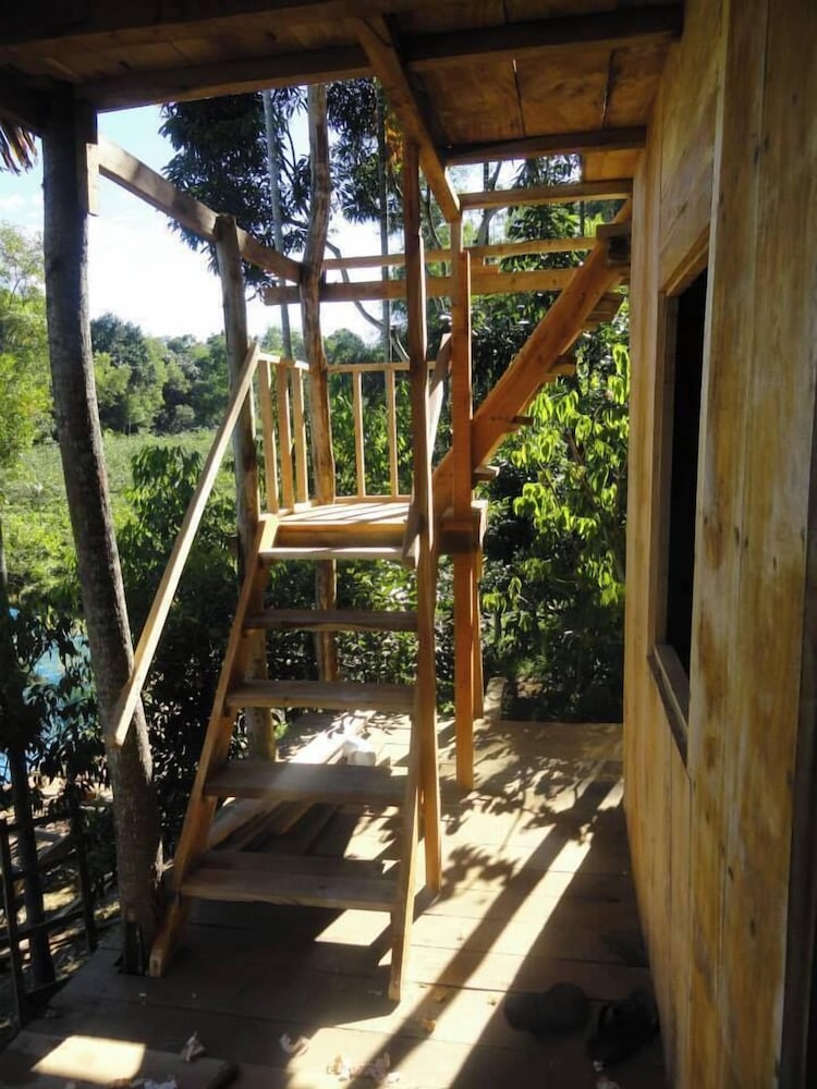 Deluxe Tree House
