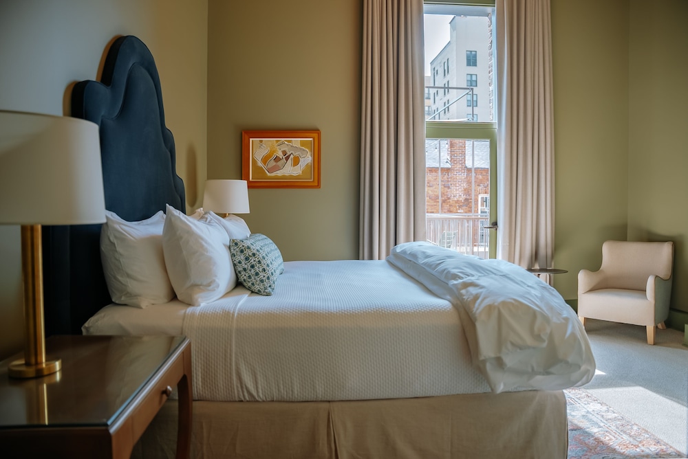 Room 8: Second Story King with Balcony photo 1
