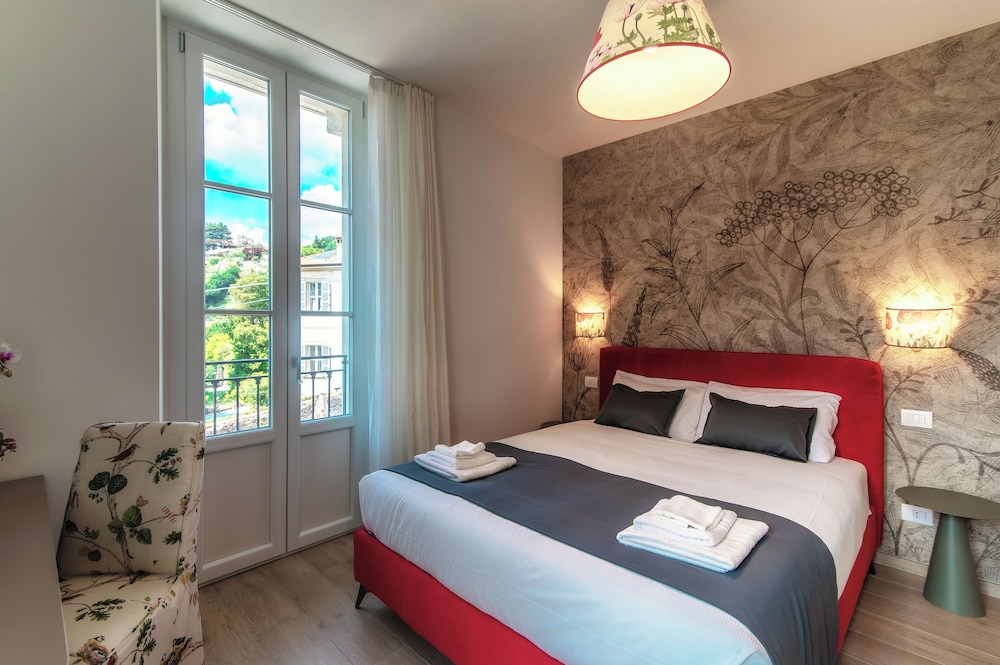 Classic Double Room, Mobility Accessible, Partial Lake View photo 3
