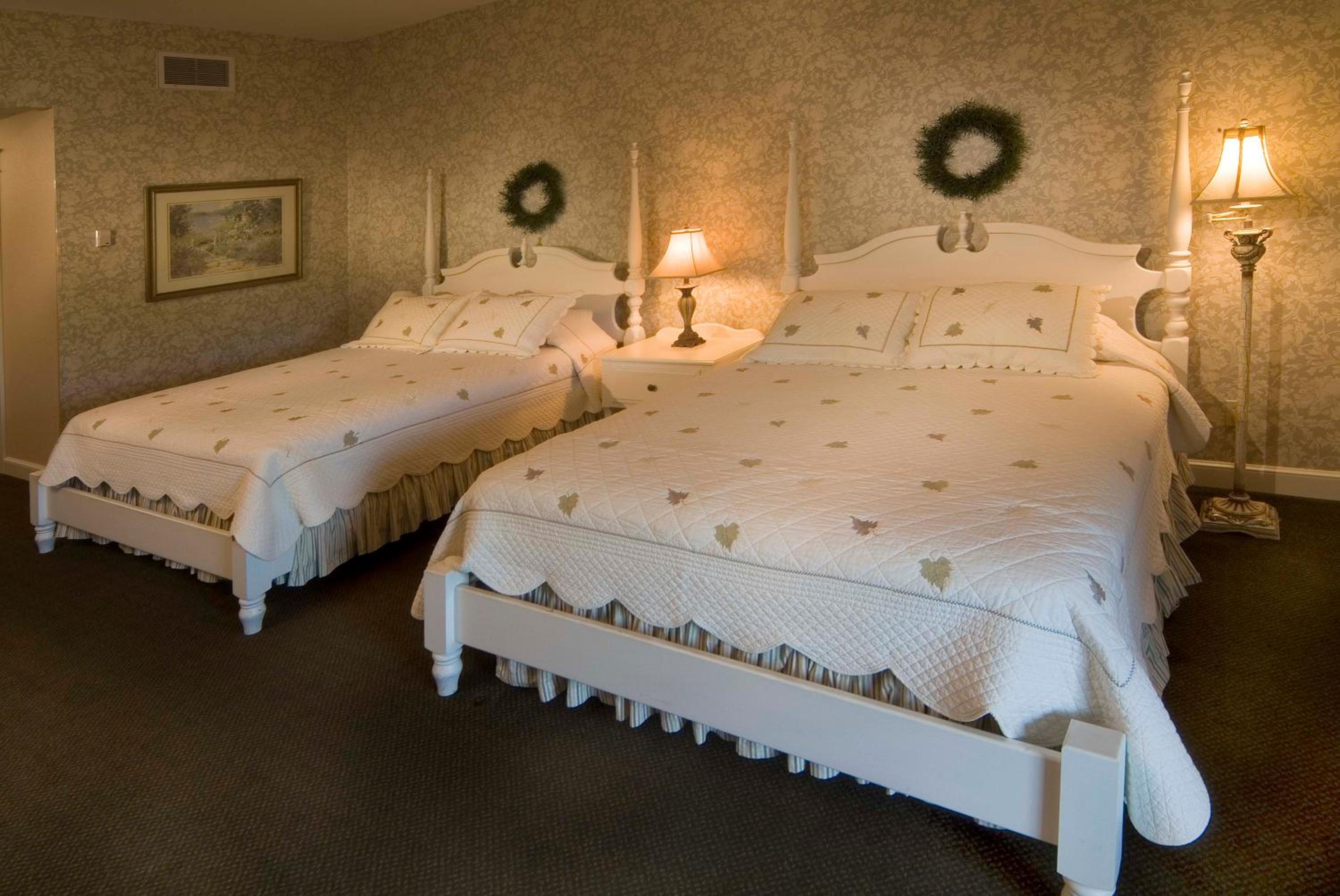 Queen Room with Two Queen Beds photo 3