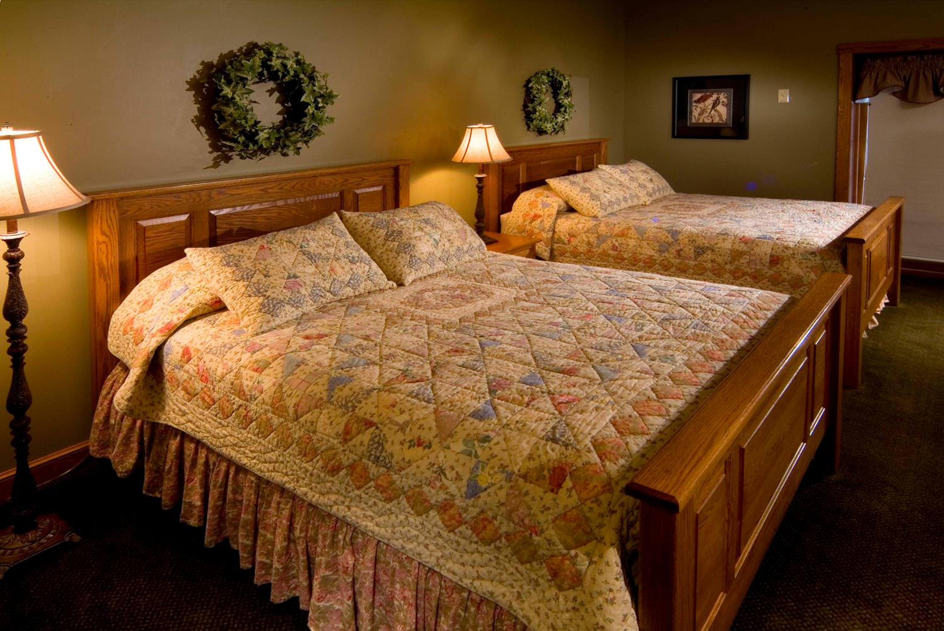 Queen Room with Two Queen Beds photo 2