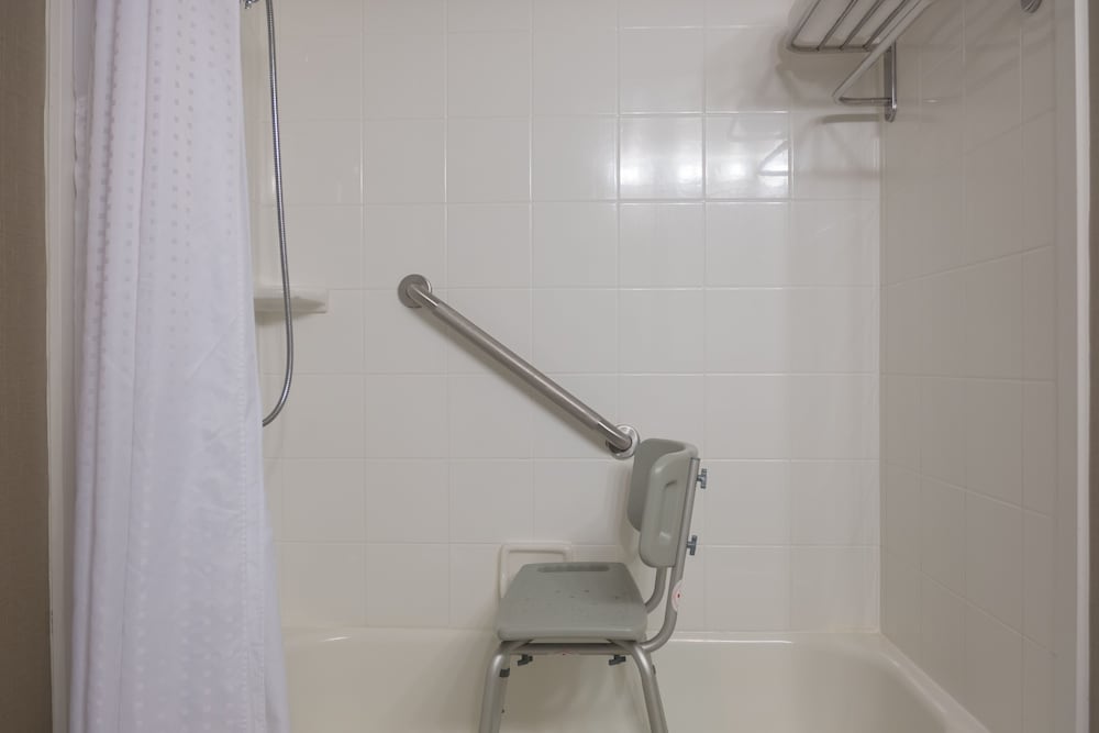 Standard Room, 1 Queen Bed, Accessible (Roll-In Shower) - Photo 5