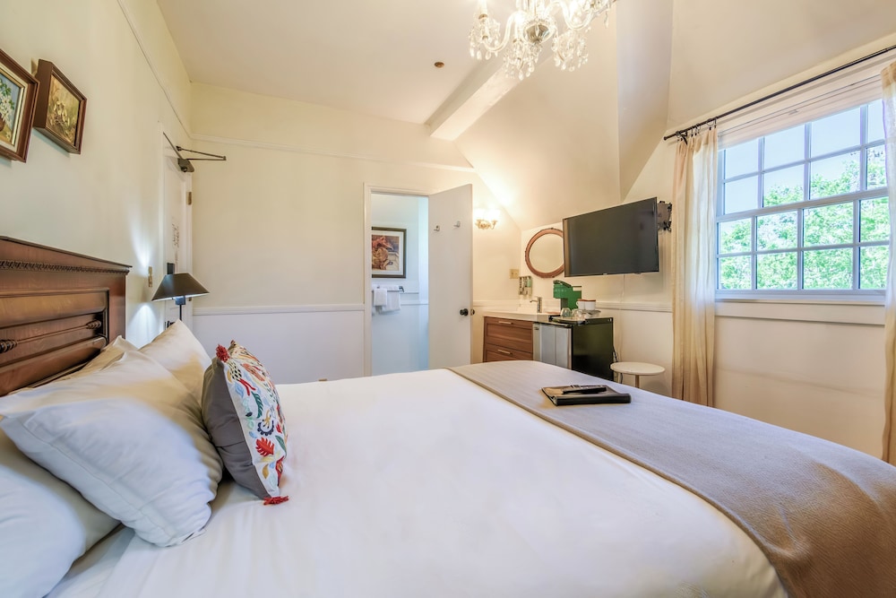 Miss Dorothy's Room - Photo 3