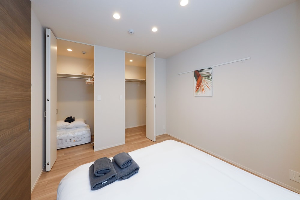 102/Accommodates three-person, Non Smoking photo 1