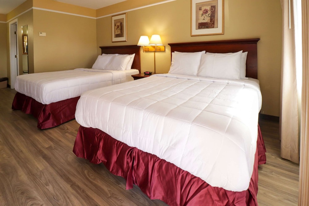 Standard Room, 2 Queen Beds, Smoking photo 1