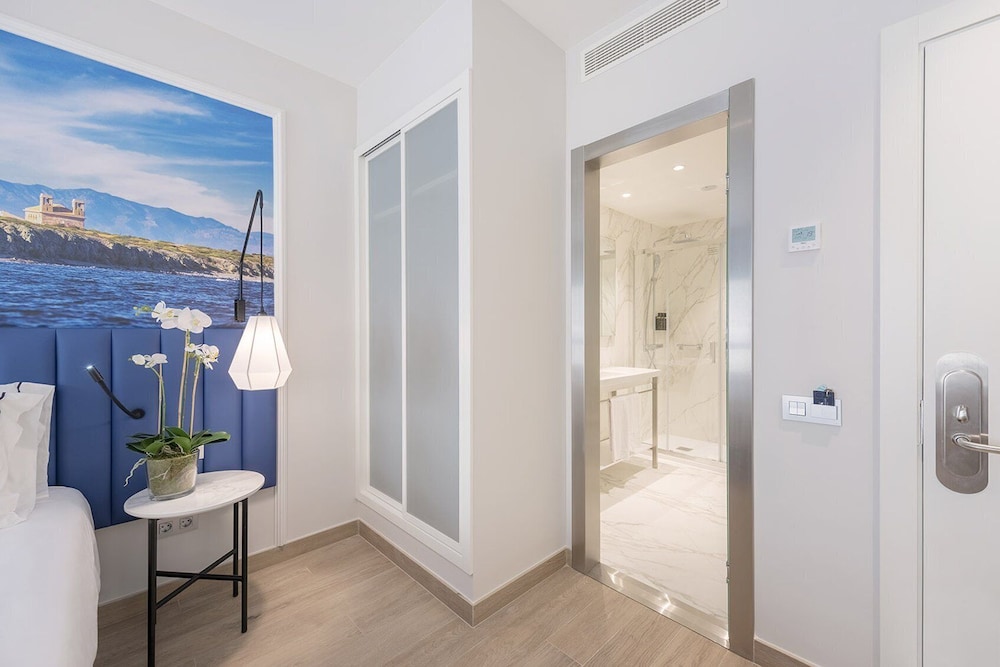 Superior Double Room Single Use, Terrace, City View thumbnail 6