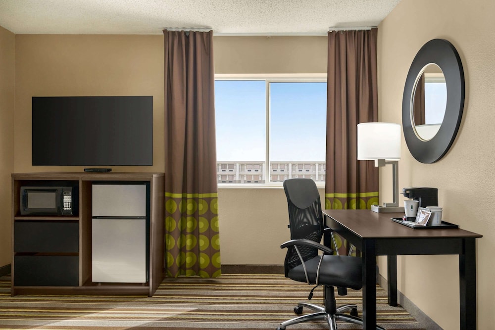 Suite, 1 King Bed, Microwave photo 3