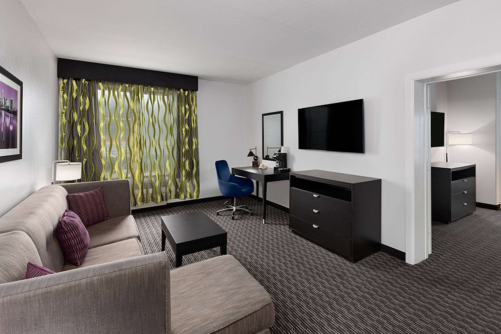 Deluxe Suite, 1 King Bed, Accessible, Non Smoking (Mobilty/Hearing, Tub w/ Grab Bars) - Photo 2