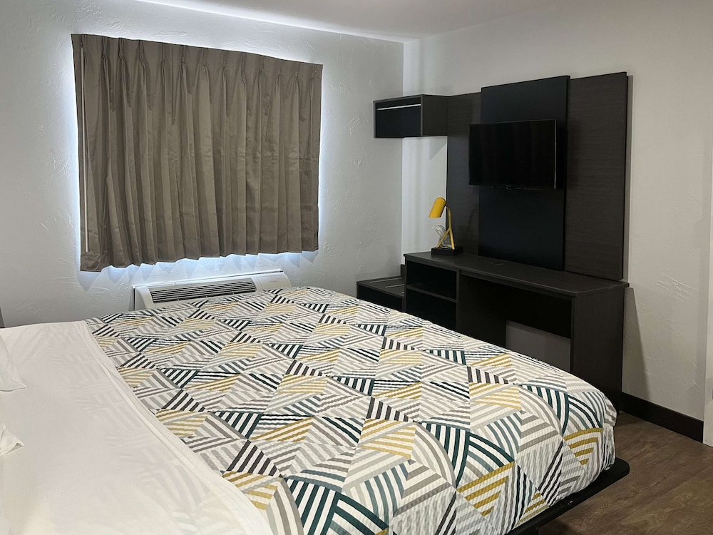 Standard Suite, 1 King Bed, Non Smoking, Kitchenette - Photo 1