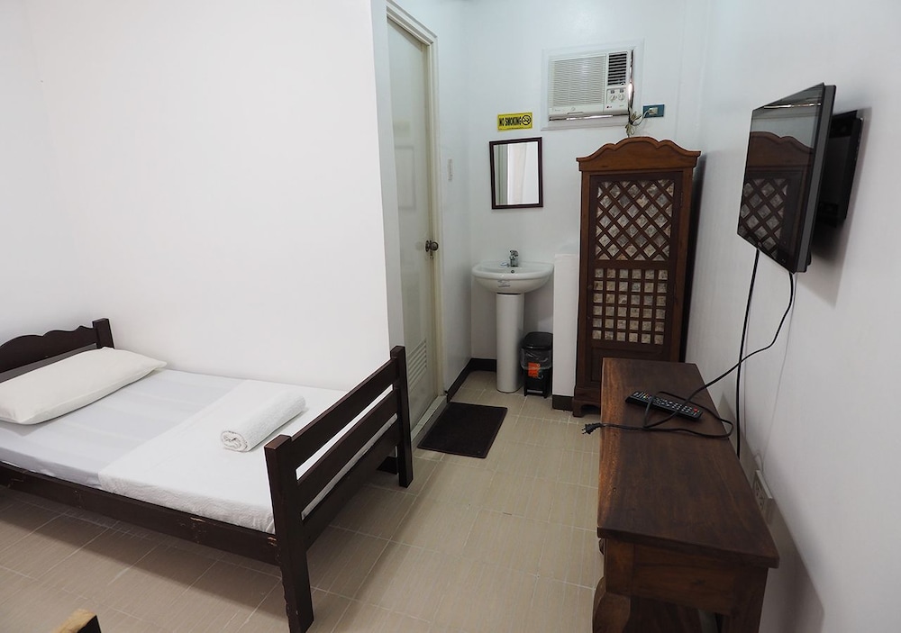 Economy Double Room, 2 Twin Beds photo 2