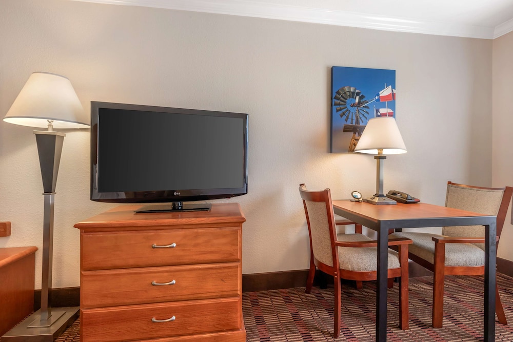 Standard Room, Multiple Beds, Non Smoking, Refrigerator & Microwave - Photo 2