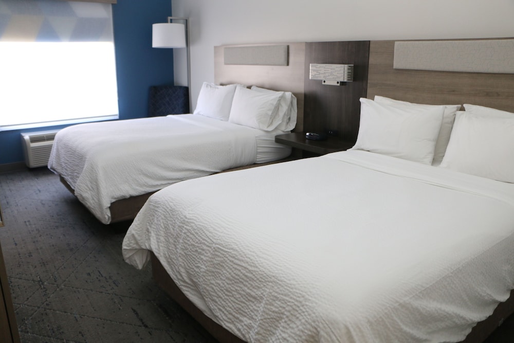 Standard Room, 2 Queen Beds - Photo 2