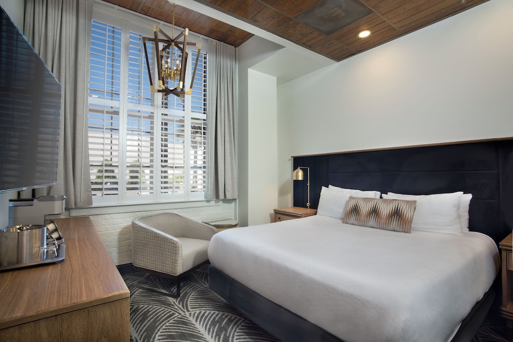 Classic Studio, 1 King Bed photo 1