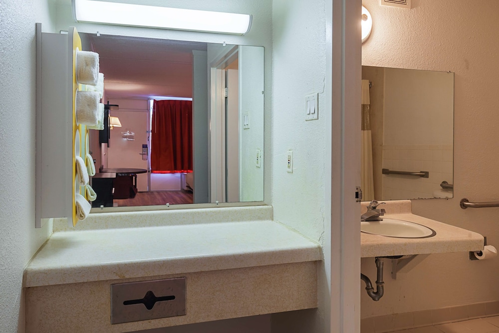 Standard Room, 2 Double Beds, Non Smoking - Photo 6