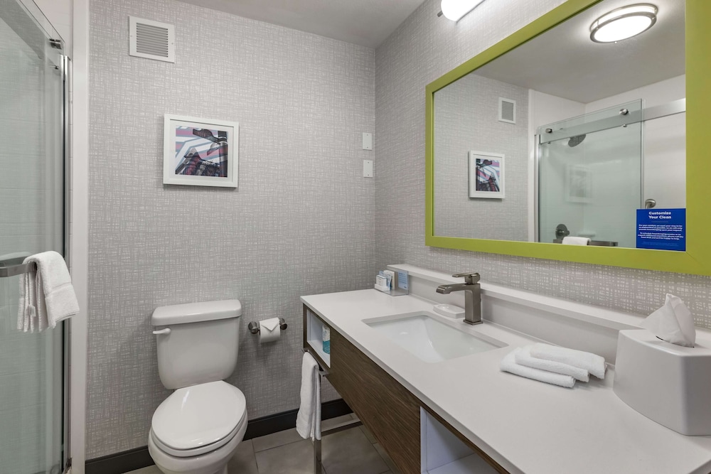 Room, 1 King Bed, Accessible, Bathtub - Photo 8