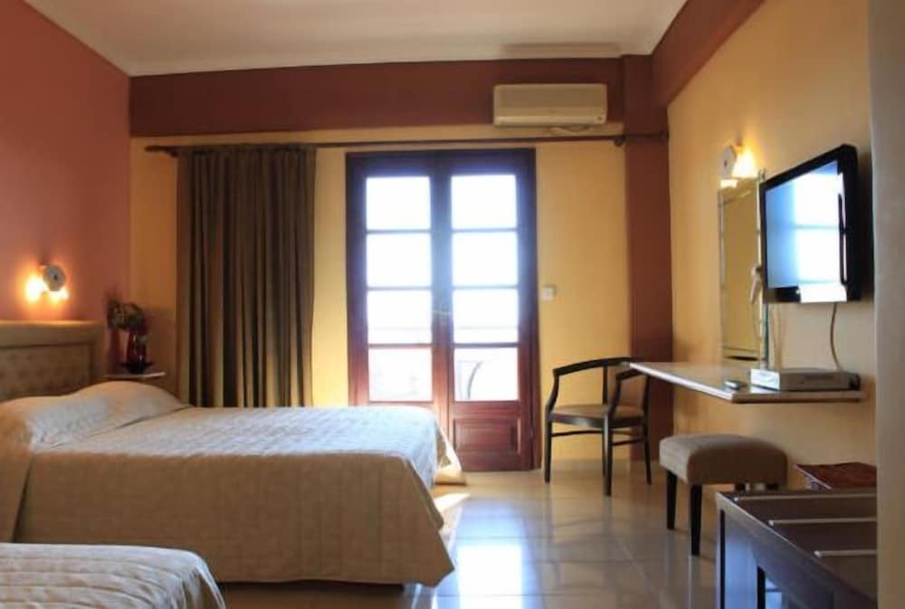 Double or Twin Room, Partial Sea View photo 3