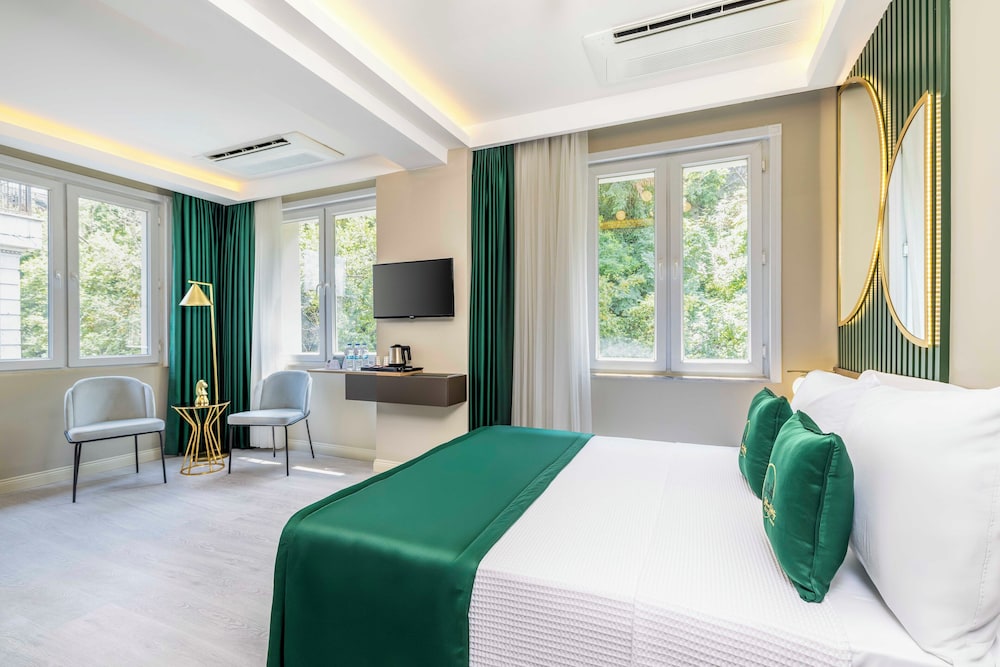 Superior Quadruple Room, City View photo 3