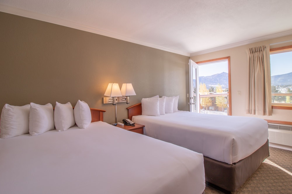 Room, 2 Queen Beds, Balcony, Mountain View photo 2