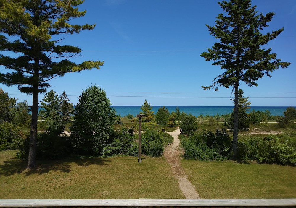 Standard Room, 1 Queen Bed, Patio or Balcony, Lake View photo 2