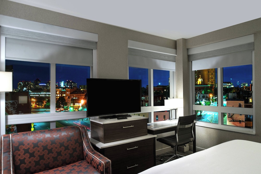 Room, 1 King Bed, Corner (Hearing Accessible)
