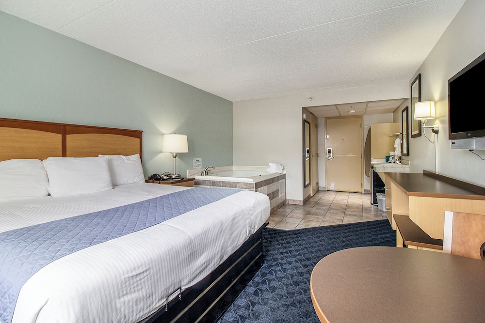 Premium Room, 1 King Bed, Hot Tub, Lakeside photo 2
