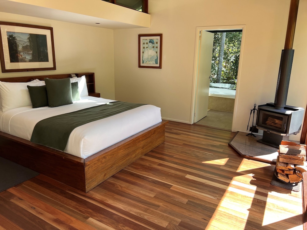 Superior Cabin, 1 King Bed, Garden View (Creekside Spa) photo 2