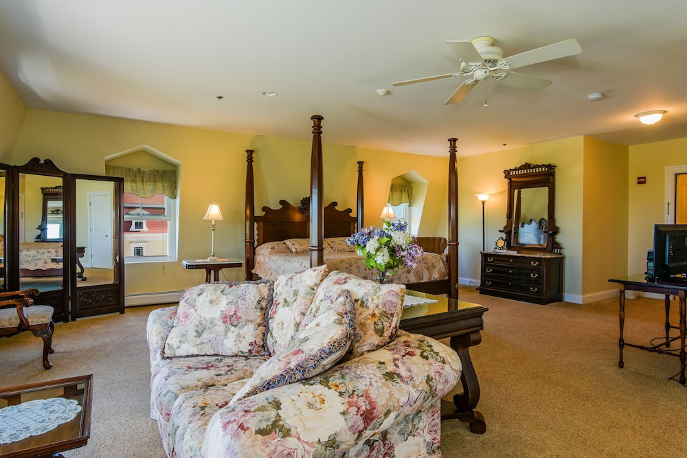 Suite 10 photo 2