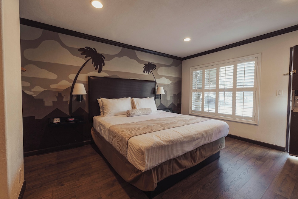 Deluxe Room, 1 King Bed, Non Smoking photo 3