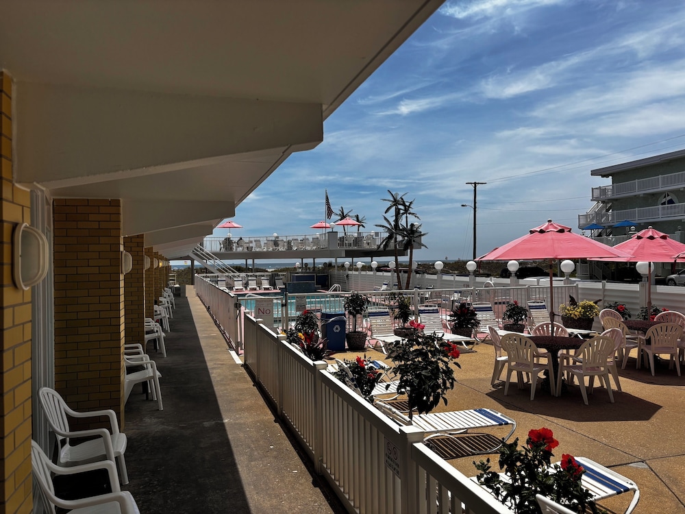 Family Suite, 1 Bedroom, Kitchenette, Partial Ocean View photo 3