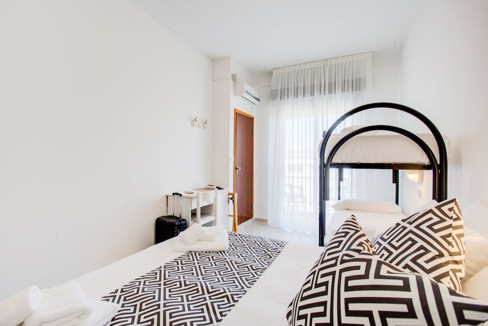 Quadruple Room - Photo 10