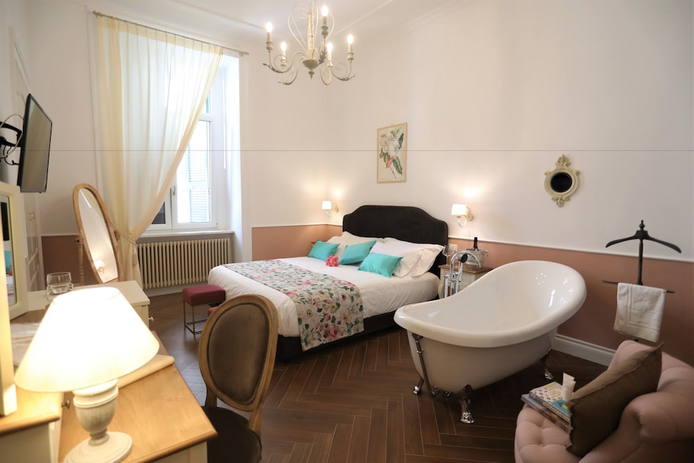Superior Suite, Bathtub