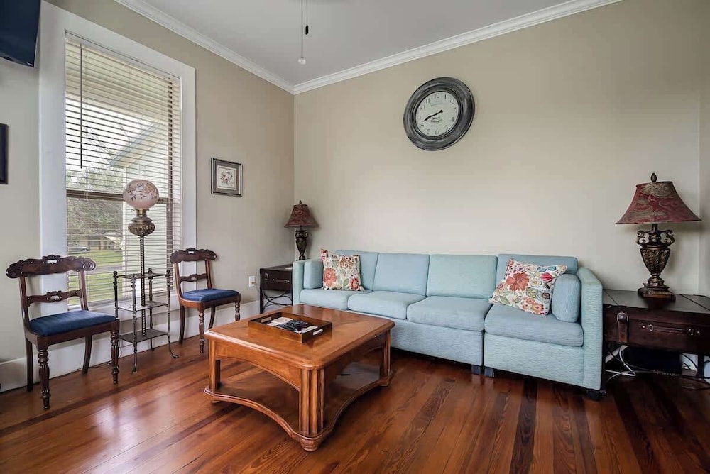 House, Multiple Beds, Patio, Garden View (208 N Avenue G) photo 3