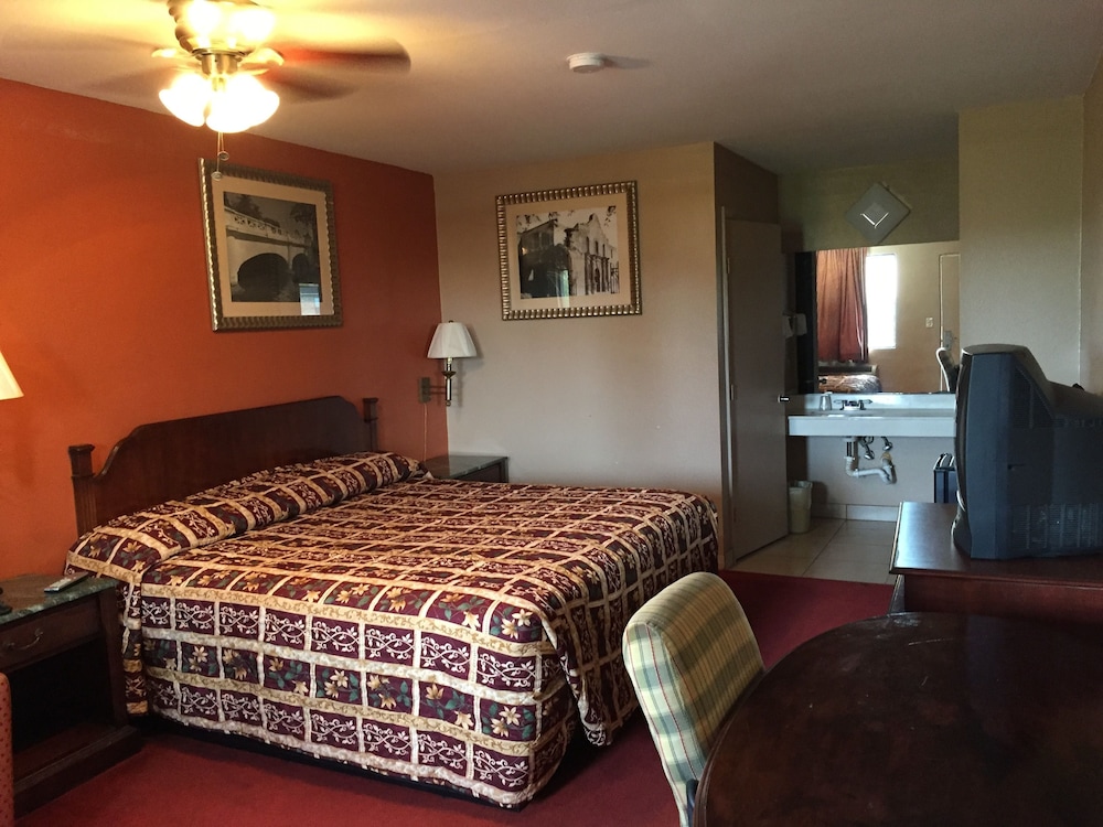 Standard Room, 1 King Bed, Non Smoking photo 1