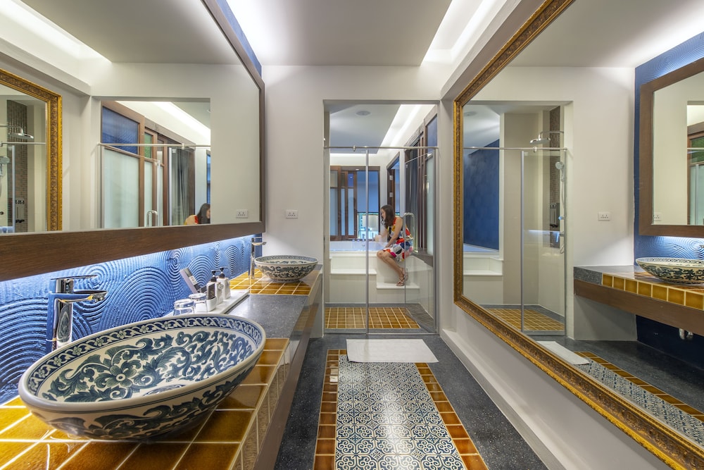 Jacuzzi Pool Access - Photo 3